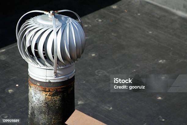 Turbina De Aire En El Último Piso Foto de stock y más banco de imágenes de Bomba de aire - Bomba de aire, Calor, Climatización