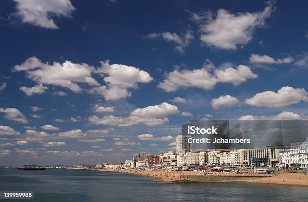 Brighton - Fotografie stock e altre immagini di Abbronzarsi - Abbronzarsi, Ambientazione esterna, Baia