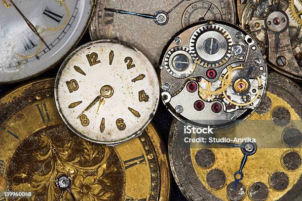 Старые Часы — стоковые фотографии и другие картинки Machinery - Machinery, Антиквариат, Без людей