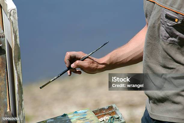 Mano Dellartista Con Un Pennello - Fotografie stock e altre immagini di A mezz'aria - A mezz'aria, Adulto, Ambientazione esterna