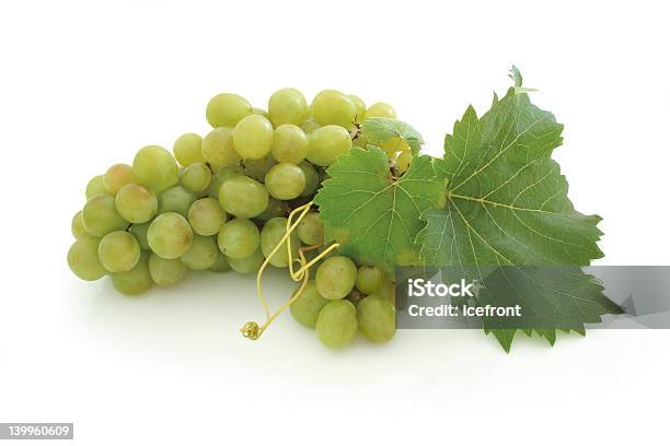 Photo libre de droit de Grappe De Raisin Vert banque d'images et plus d'images libres de droit de Aliment - Aliment, Couleur verte, En botte ou en grappe