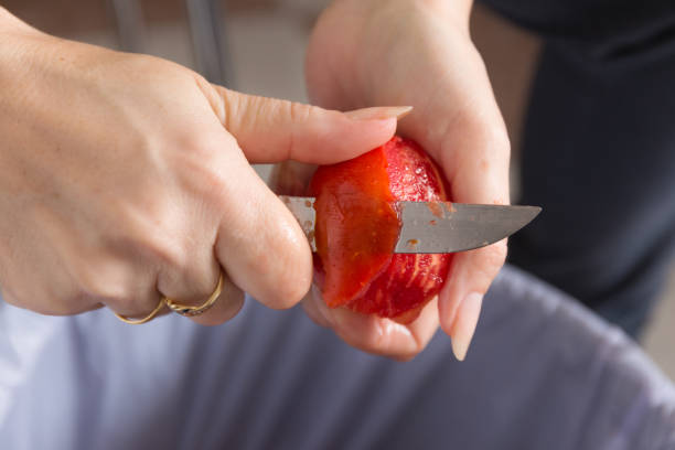 manos de mujer pelando un tomate con un cuchillo - cooking domestic kitchen vegetable soup fotografías e imágenes de stock