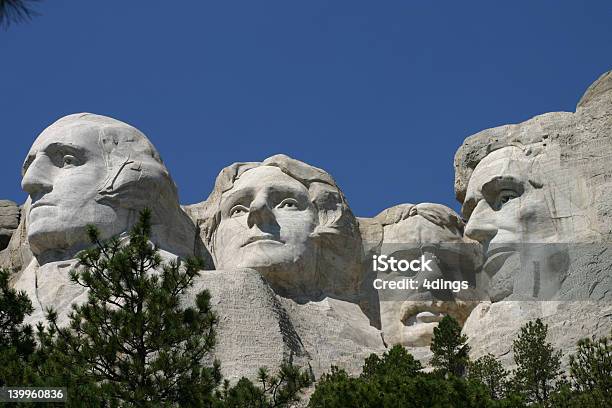 Mount Rushmore - zdjęcia stockowe i więcej obrazów Badlands - Badlands, Czarny kolor, Fotografika