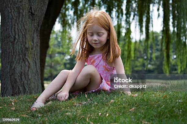 Chica De Verano Foto de stock y más banco de imágenes de Hierba - Pasto - Hierba - Pasto, Niño, Tristeza