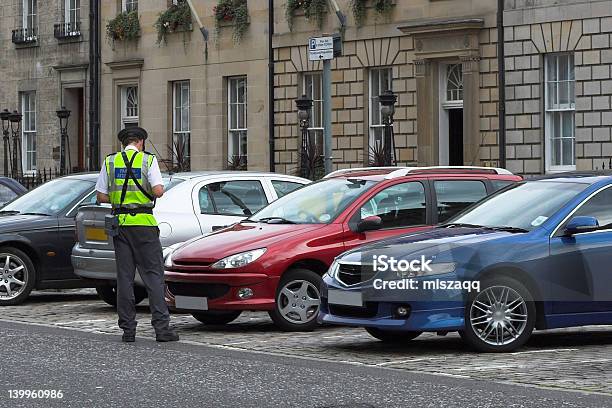 Empregado De Parque De Estacionamento Guarda De Trânsito Como Bilhete Belas Mandato - Fotografias de stock e mais imagens de Guarda de Trânsito - Transporte