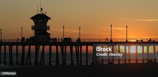 Huntington Beach Pier Im Sonnenuntergang Stockfoto und mehr Bilder von Huntington Beach - Kalifornien - Huntington Beach - Kalifornien, Huntington - Suffolk County - Bundesstaat New York, Huntington - West Virginia