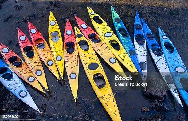 Kayak Arcobaleno - Fotografie stock e altre immagini di Kayak - Kayak, Massachusetts, Multicolore