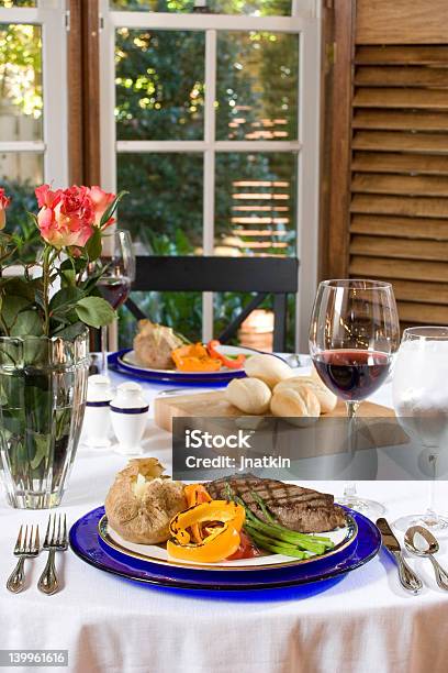 Bistec De Cena Foto de stock y más banco de imágenes de Al horno - Al horno, Alimento, Barbacoa - Comida