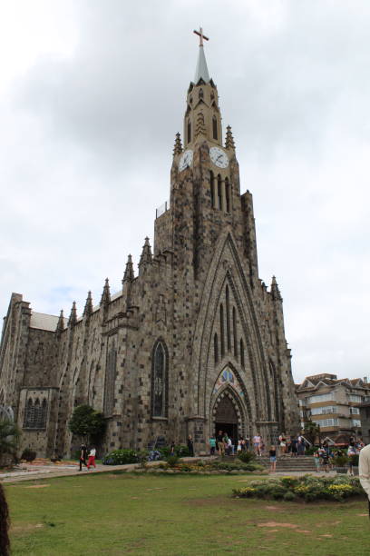 l'imponente cattedrale - imponent foto e immagini stock