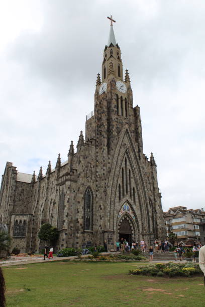 the imponent cathedral - imponent imagens e fotografias de stock