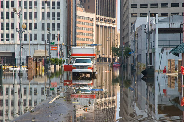 abbandonato camion seduta inthe a getto d'acqua - katrina hurricane katrina damaged hurricane foto e immagini stock