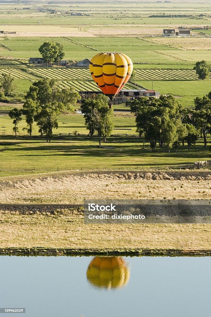Pliots Blick auf Luftballons mit Wasser Reflexion - Lizenzfrei Aufblasbarer Gegenstand Stock-Foto