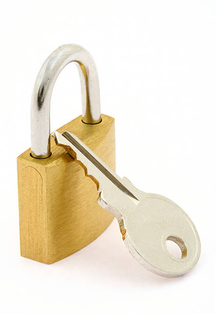 cadeado ou chave no branco - isolated brass key macro - fotografias e filmes do acervo