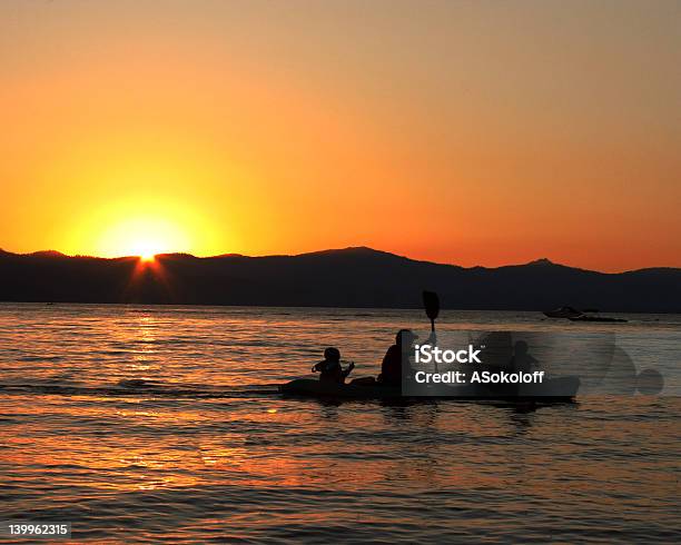 Photo libre de droit de Bateau Au Coucher Du Soleil banque d'images et plus d'images libres de droit de Indiana - Indiana, Style de vie, Lac