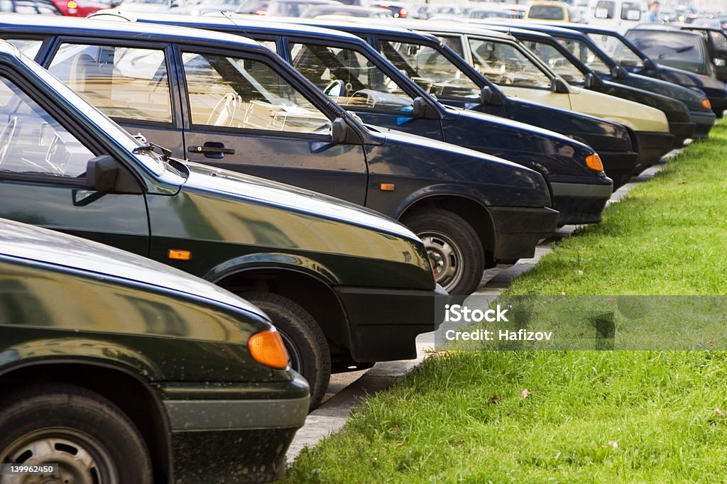 Carros no estacionamento - Foto de stock de Antigo royalty-free