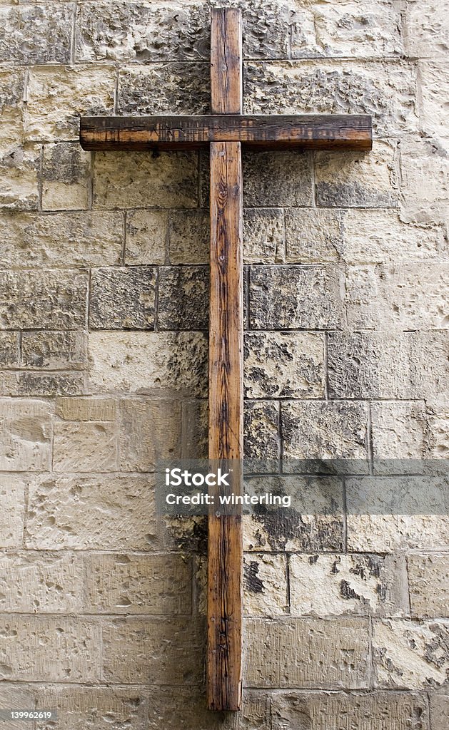 Cruz de madera en pared - Foto de stock de Actividad de fin de semana libre de derechos
