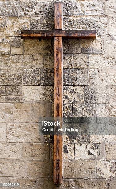 Cruz De Madera En Pared Foto de stock y más banco de imágenes de Actividad de fin de semana - Actividad de fin de semana, Altar, Amor - Sentimiento