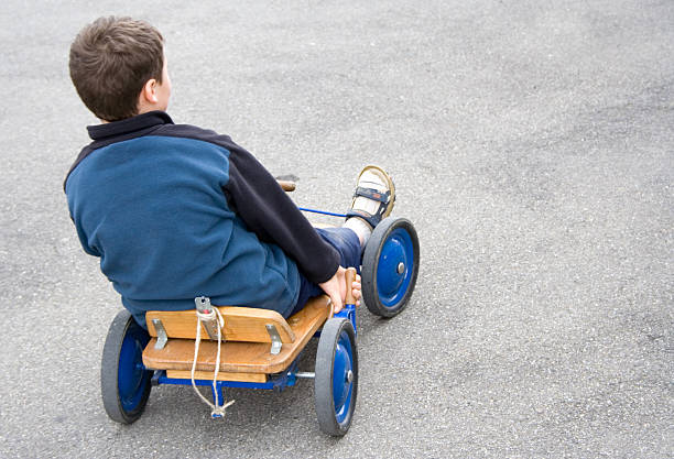 Niño en el carrito - foto de stock