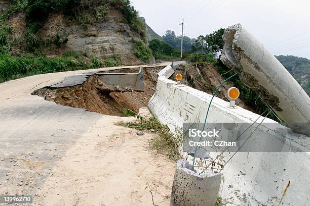 Photo libre de droit de Route Effondrement banque d'images et plus d'images libres de droit de Taiwan - Taiwan, Tremblement de terre, Arbre