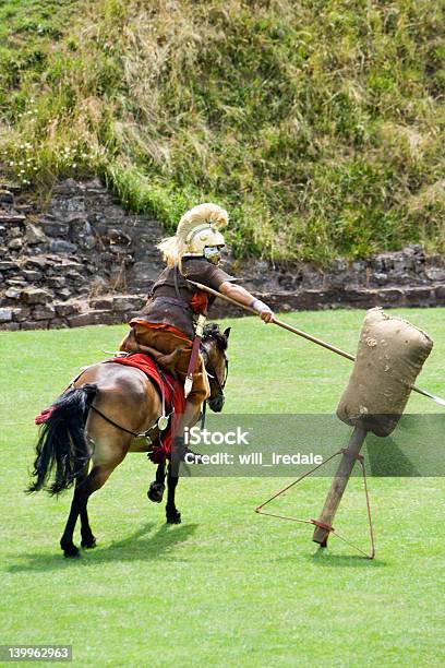 Roman Cavalryman E Di Destinazione - Fotografie stock e altre immagini di Stile classico romano - Stile classico romano, Cavalleria, Casco protettivo da sport