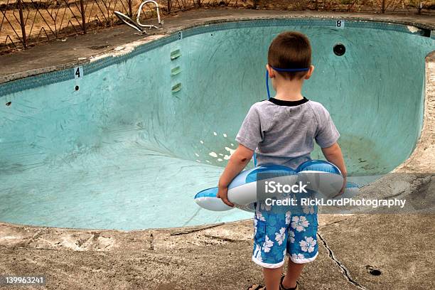 작은가 남자아이 루킹 At 엠티 데이터풀 수영장-스포츠 경기장에 대한 스톡 사진 및 기타 이미지 - 수영장-스포츠 경기장, 비어 있음, 휴가