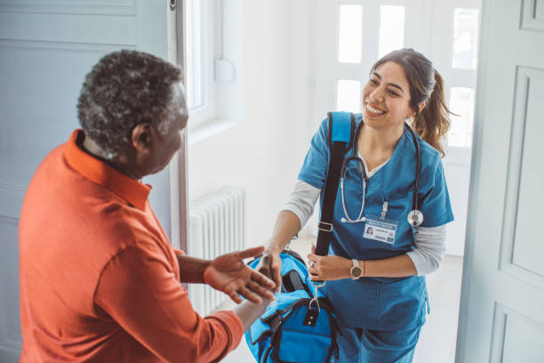 atención domiciliaria a personas mayores - home health nurse fotografías e imágenes de stock