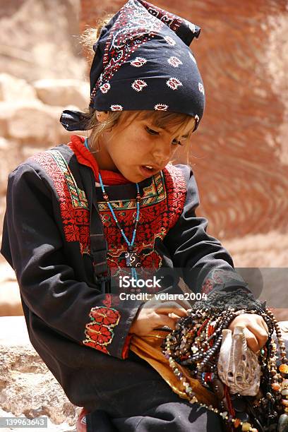 Junge Asiatische Mädchen Verkauf Perlen Stockfoto und mehr Bilder von Frauen - Frauen, Jordanien, Kind