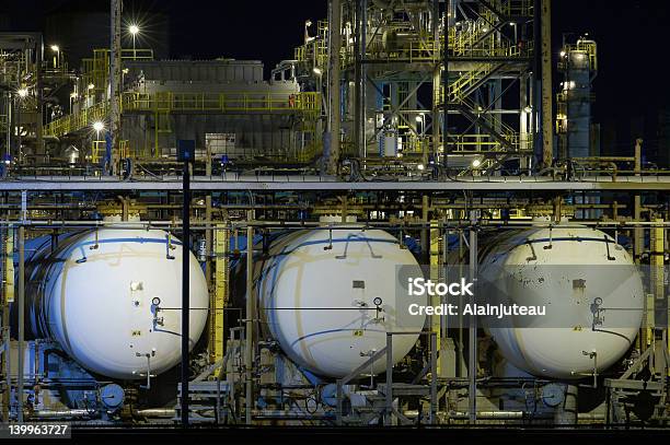 Tre Serbatoi Olio Di Notte - Fotografie stock e altre immagini di Gas - Gas, Industria petrolifera, Acciaio