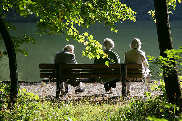 Seniorzy na park bench – zdjęcie