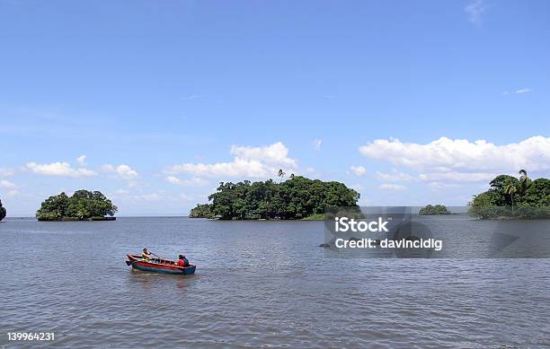 Fila De Botes En El Lago Y Foto de stock y más banco de imágenes de Nicaragua - Nicaragua, Granada - Nicaragua, Isla