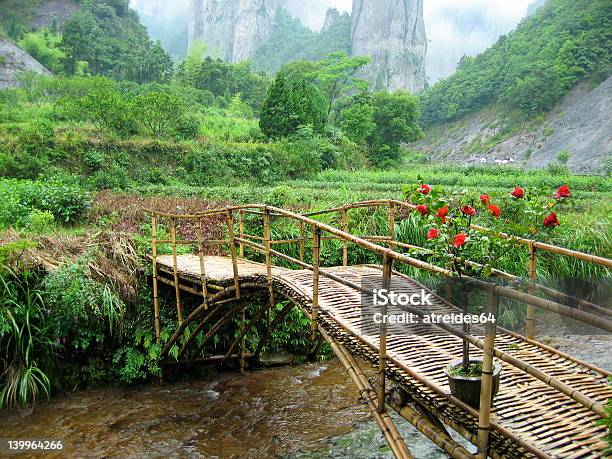 Foto de Bambu Bridge Da Ásia e mais fotos de stock de Cena Não-urbana - Cena Não-urbana, Cena Rural, China