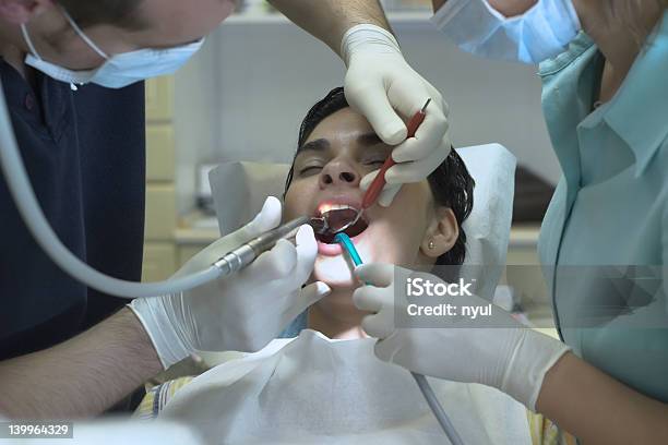 Dentista - Fotografie stock e altre immagini di 25-29 anni - 25-29 anni, 30-34 anni, Accudire