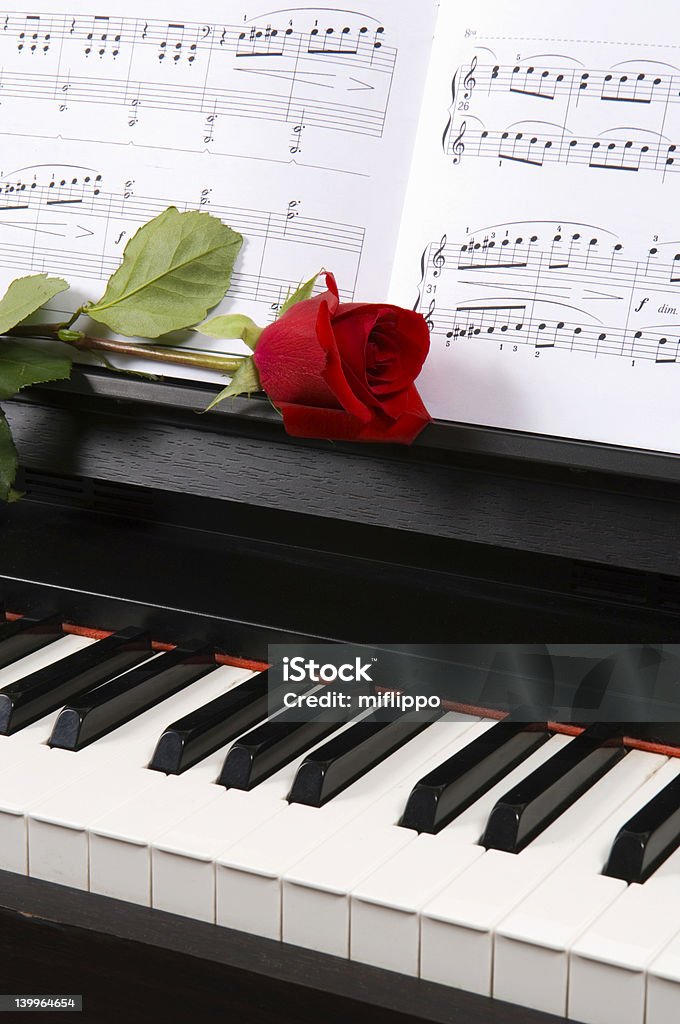 Пианино и ноты и розовый - Стоковые фото Quarter Note роялти-фри