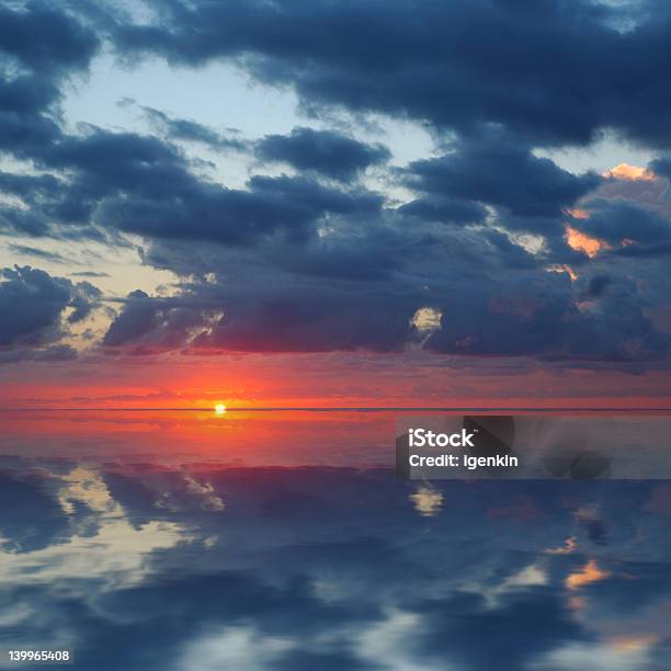 Puesta De Sol Sobre El Océano Pacífico Foto de stock y más banco de imágenes de Abierto - Abierto, Abstracto, Agua