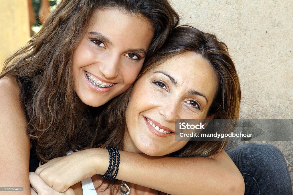 Szczęśliwa Matka i Córka - Zbiór zdjęć royalty-free (Aparat ortodontyczny)