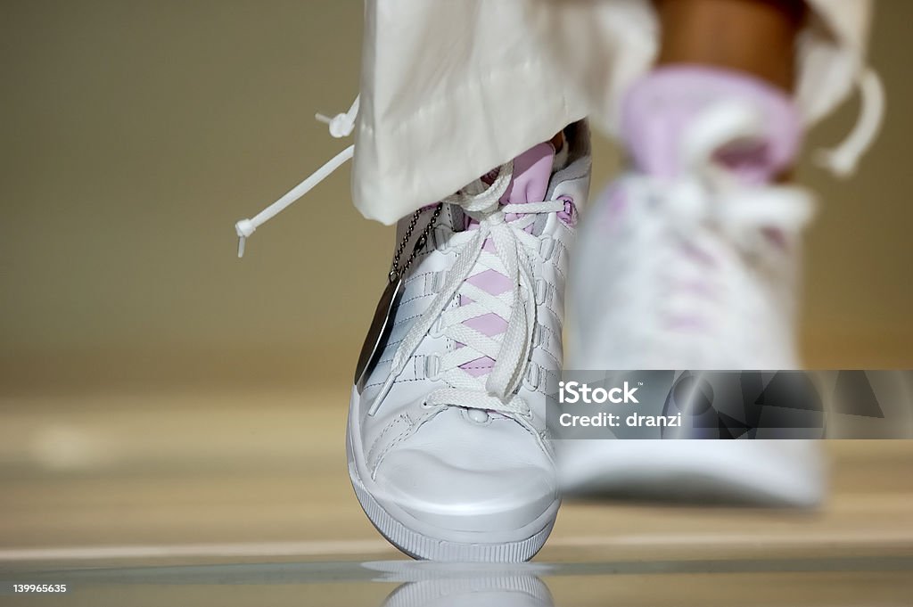 Chaussures blanc (Tennis) en mouvement (marche - Photo de Podium de défilé libre de droits