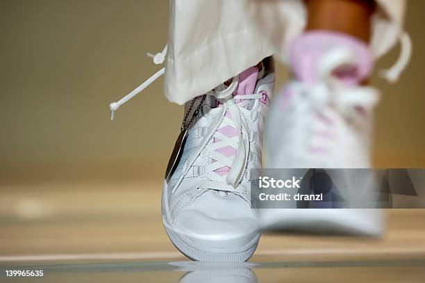 Photo libre de droit de Chaussures Blanc En Mouvement Marche banque d'images et plus d'images libres de droit de Podium de défilé - Podium de défilé, Chaussure en toile, Paire de baskets