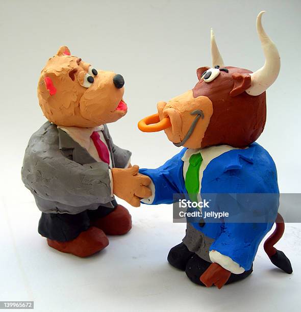 Foto de Bull And Bear Encontrar Um Negócio e mais fotos de stock de Acordo - Acordo, Bolsa de valores e ações, Camisa e gravata