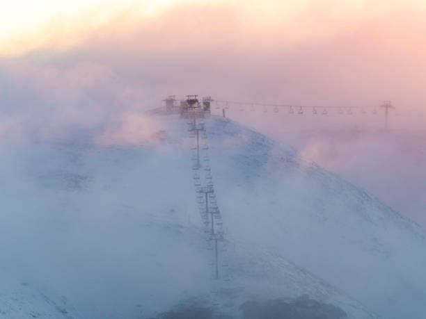 mglisty wschód słońca na ośnieżonych górach i wyciągach narciarskich - skiing snow ski slope sunlight zdjęcia i obrazy z banku zdjęć