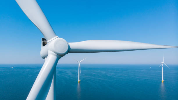 energia verde turbina eolica nell'oceano, vista aerea del parco dei mulini a vento nei paesi bassi - offshore wind foto e immagini stock