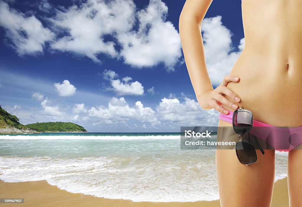 Femme avec beau corps sur la plage - Photo de Abdomen libre de droits
