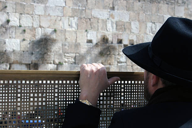 uomo presso il muro occidentale a gerusalemme, israele - middle the western wall jerusalem israel foto e immagini stock