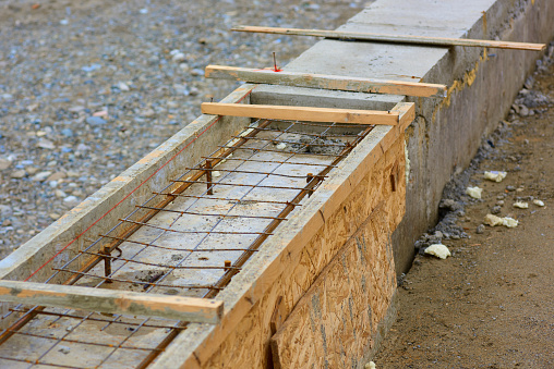 Formwork from slabs for a strip foundation. Strengthening with mesh and reinforcement.