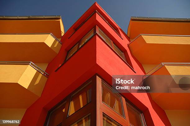 Edificio Foto de stock y más banco de imágenes de Adulto joven - Adulto joven, Alto - Descripción física, Amarillo - Color