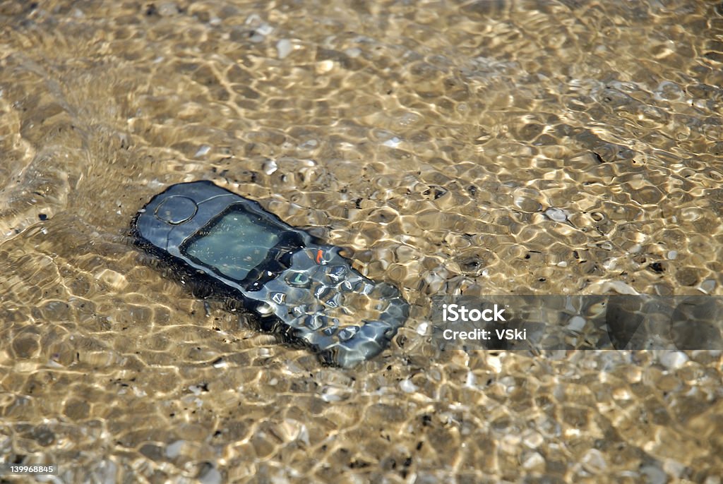 Telefone celular em água - Foto de stock de Abaixo royalty-free