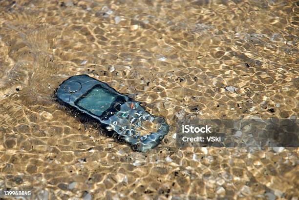 Мобильный Телефон В Воде — стоковые фотографии и другие картинки WAP - WAP, Белый, Беспроводная технология