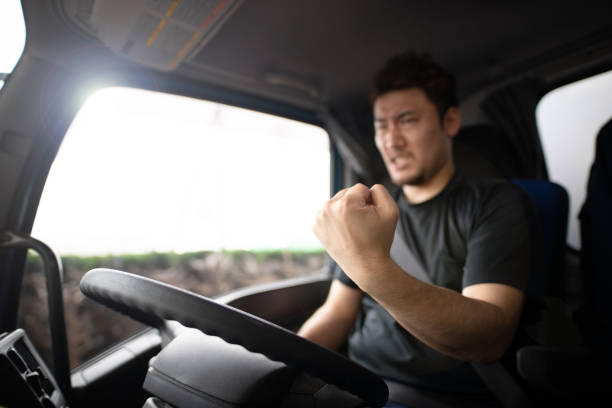 motorista de caminhão fica irritado enquanto dirigia - furious road rage driver road - fotografias e filmes do acervo