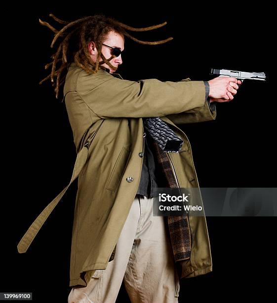 Человек С Пистолетом — стоковые фотографии и другие картинки Агрессия - Агрессия, Вертикальный, Взрослый