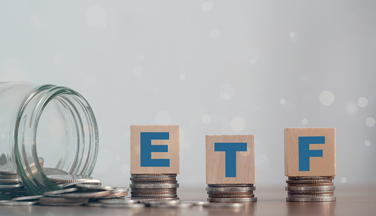 ETF (Exchange Traded Fund), negocios/finanzas. Cubos de madera con las letras ETF dispuestas en una pirámide vertical. ETF - abreviatura de Exchange-Traded Fund, concepto de negocio. photo