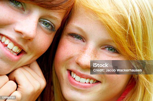 Duas Jovens As Adolescências Planoup - Fotografias de stock e mais imagens de 20-29 Anos - 20-29 Anos, Adolescente, Adolescência